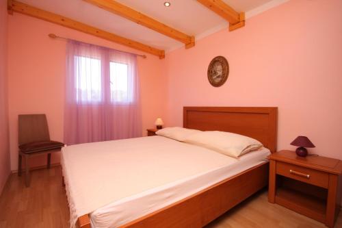 - une chambre avec un lit blanc et une fenêtre dans l'établissement Family friendly house with a swimming pool Cove Gradina, Korcula - 7552, à Vela Luka