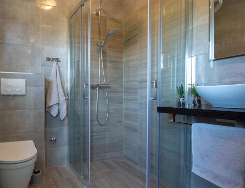 ein Bad mit einer Dusche, einem WC und einem Waschbecken in der Unterkunft Apartments by the sea Kastel Stafilic, Kastela - 21087 in Kaštela