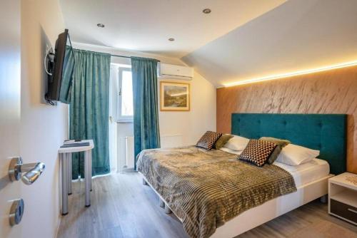 1 dormitorio con cama y ventana en Apartments with a parking space Seliste Dreznicko, Plitvice - 21127, en Rakovica