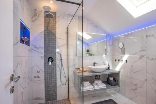y baño con ducha acristalada y lavamanos. en Apartments with a parking space Seliste Dreznicko, Plitvice - 21127, en Rakovica