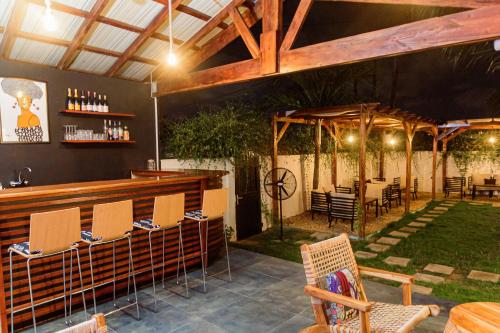 d'une terrasse avec un bar, des chaises et des tables. dans l'établissement Ahomé Guest house & Lounge, à Lomé