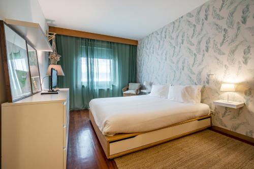 een slaapkamer met een groot bed en een muurschildering bij Nomad's Family - 2BDR Beach Vibe Matosinhos in Matosinhos