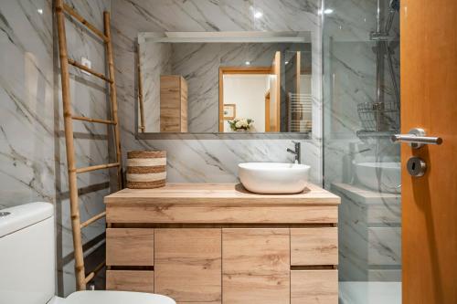 uma casa de banho com um lavatório e um espelho em Nomad's Family - 2BDR Beach Vibe Matosinhos em Matosinhos