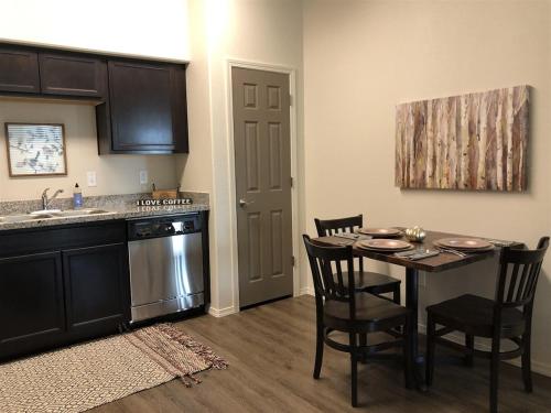 Кухня или мини-кухня в Cactus Apartment - Prescott Cabin Rentals
