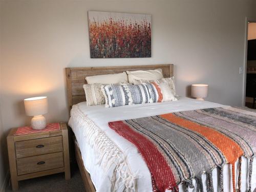 - une chambre avec un lit, deux lampes et un tableau dans l'établissement Cactus Apartment - Prescott Cabin Rentals, à Prescott