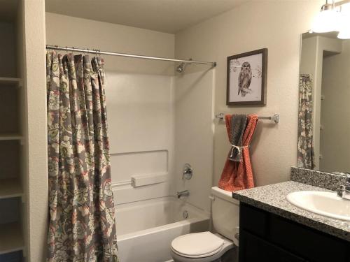 y baño con aseo, bañera y lavamanos. en Cactus Apartment - Prescott Cabin Rentals, en Prescott