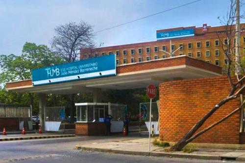 a gas station in front of a brick building at HABITACIÓN INDEPENDIENTE CERCA AL CENTRO in Santa Marta