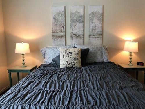 1 dormitorio con 1 cama con 2 lámparas en 2 mesas en Granite Apartment - Prescott Cabin Rentals, en Prescott