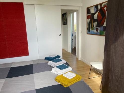 Una habitación con una cama con toallas. en Attractive holiday home in Valigny with private pool, en Valigny