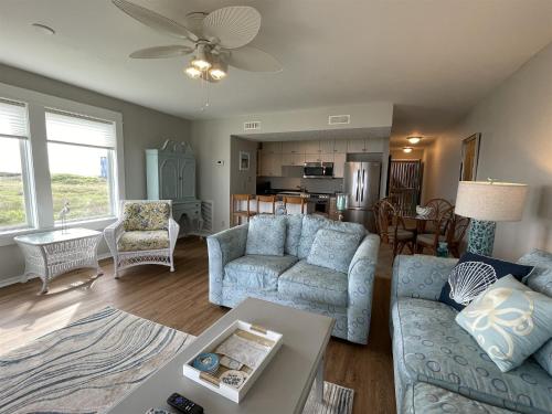 Χώρος καθιστικού στο NC 12 56358-7 SW Condo