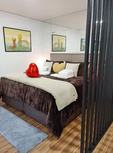 Ένα ή περισσότερα κρεβάτια σε δωμάτιο στο Loft Cama King 3 min do centrinho