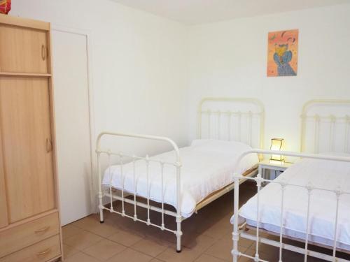 sypialnia z 2 łóżkami piętrowymi i komodą w obiekcie Holiday home with outdoor pool, Bédoin w mieście Bédoin
