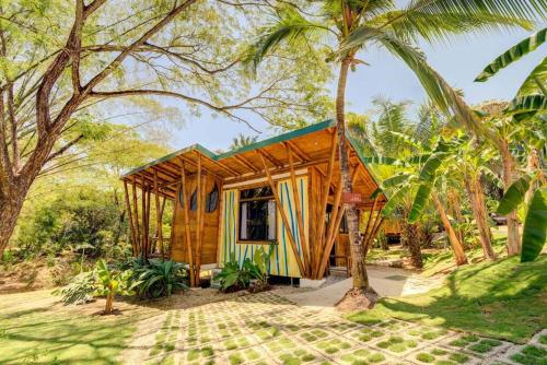 サマラにあるSámara Tarantela Houses, Casa Guaduaの木の小さな木造家屋