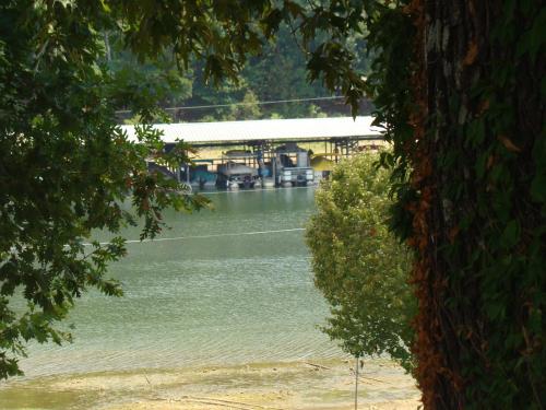 Mount IdaMountain Harbor Queen Guest Room on Lake Ouachita的河流景观，背景中有一座桥