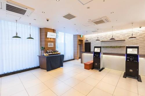 una hall con cassa e bancone di Sotetsu Fresa Inn Tokyo-Toyocho a Tokyo