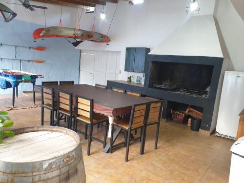 een keuken met een tafel en stoelen in een kamer bij FourDoor in Guaymallen