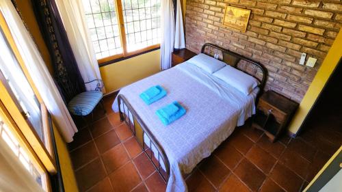 a bedroom with a bed with two towels on it at Casa Quinta Rodeada de Bodegas Piscina BBQ Mendoza in Maipú