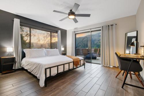 een slaapkamer met een bed, een plafondventilator en een bureau bij Secluded Mountain Top Home Minutes to Sequoias & Kings Canyon in Three Rivers