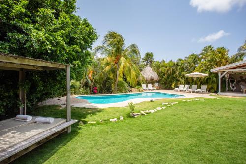 Bazén v ubytování TUK Tropical Boutique Resort Jan Thiel nebo v jeho okolí