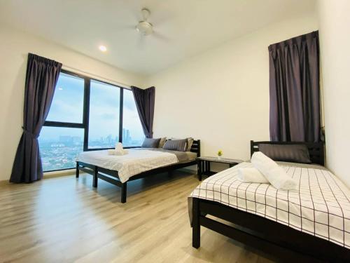 - une chambre avec 2 lits et une grande fenêtre dans l'établissement Southkey Mosaic near Midvalley-B33 bathtub & Mahjong- Super High floor, à Johor Bahru