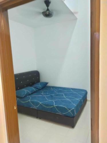 eine Spiegelreflexion eines Bettes in der Unterkunft BEACHWALK HOMESTAY in Kuala Kurau
