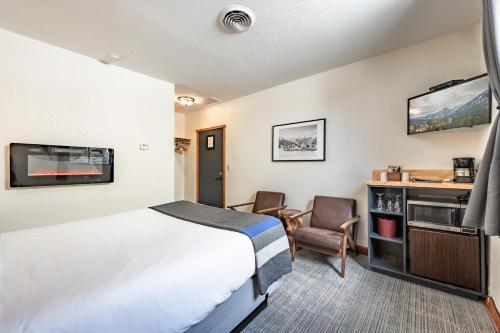 ein Hotelzimmer mit einem Bett und einem Stuhl in der Unterkunft Hotel Leavenworth in Leavenworth