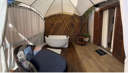 een badkamer met een bad in een tent bij Pousada Dulce Ville in Domingos Martins