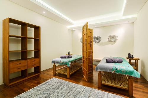 Habitación con 2 camas y espejo. en Samujana Villas en Choeng Mon Beach