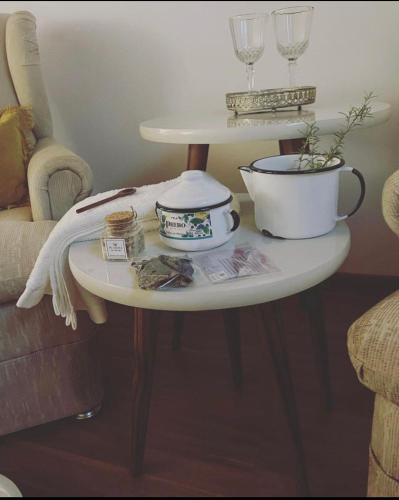 Pousada Dulce Ville في دومينغوس مارتينز: طاولة بيضاء عليها طقم شاي
