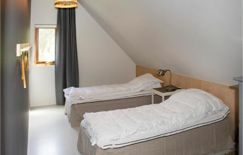 מיטה או מיטות בחדר ב-Lovely Home In Borrby With Kitchen