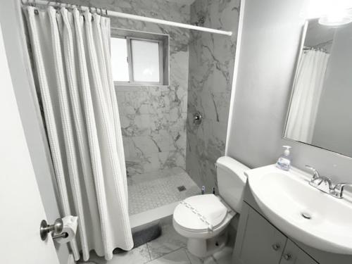 e bagno con doccia, servizi igienici e lavandino. di Peacock Villa 2 By Pmi a Fort Lauderdale