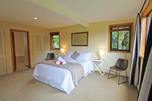 um quarto com uma cama com um urso de peluche em Riverview Lodge em Hanmer Springs