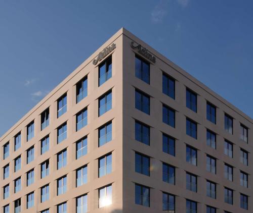 un immeuble de bureaux avec le panneau en haut dans l'établissement Adina Apartment Hotel Wiesbaden, à Wiesbaden