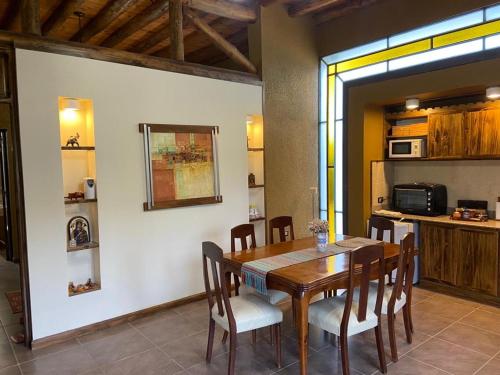 - une salle à manger avec une table et des chaises en bois dans l'établissement Casa Cefas -Zonda San Juan-, à Zonda