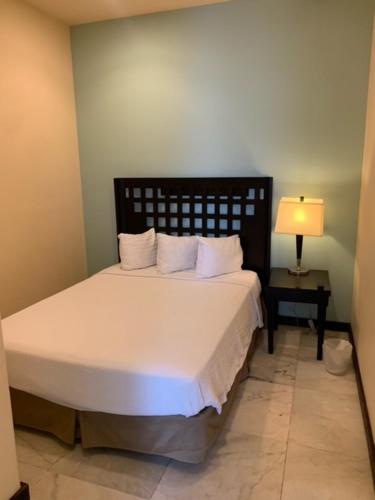 Postel nebo postele na pokoji v ubytování Sunchase Inn & Suites