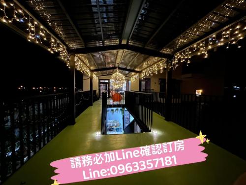 ein Blick auf ein Gebäude mit einem Schild mit der Aufschrift „Linie“ in der Unterkunft 綠寶石休閒農場 其他房型請加Line in Guilin