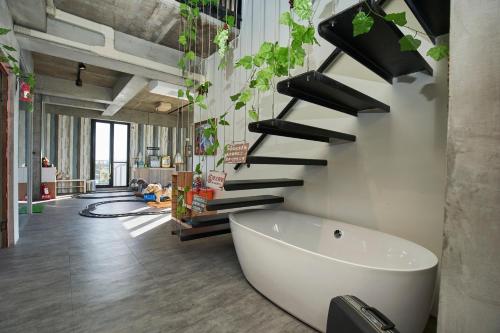 a bathroom with a bath tub and a staircase at 綠寶石休閒農場 其他房型請加Line in Guilin