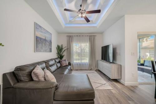 a living room with a couch and a ceiling fan at Beautiful family vacation house in Rotunda-West