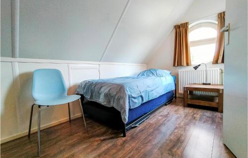 um quarto com uma cama e uma cadeira azul em Beautiful Home In Delden With Sauna em Delden