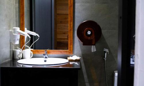 Lemon House في كوي نون: حمام مع حوض ومرآة