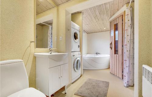 uma casa de banho com uma máquina de lavar roupa e um lavatório em Beautiful Home In Jerup With 3 Bedrooms, Sauna And Wifi em Jerup