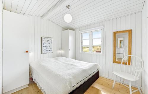 Bjerregårdにある2 Bedroom Cozy Home In Hvide Sandeの白いベッドルーム(ベッド1台、白い椅子付)