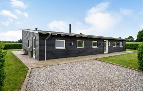 a black modular house with a driveway at Holiday Home Podehaven Haderslev in Haderslev
