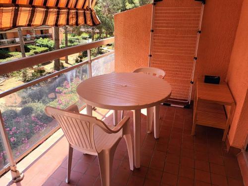 Photo de la galerie de l'établissement T2 avec Garage, Lave-Vaisselle et Loggia à Bormes-les-Mimosas - FR-1-610-79, à Bormes-les-Mimosas