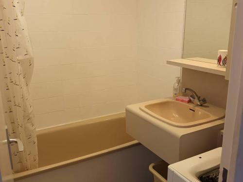 Photo de la galerie de l'établissement T2 avec Garage, Lave-Vaisselle et Loggia à Bormes-les-Mimosas - FR-1-610-79, à Bormes-les-Mimosas