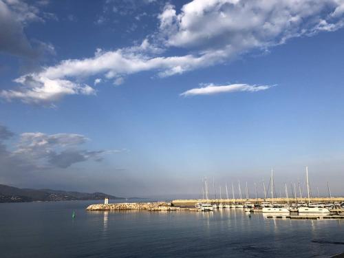 Photo de la galerie de l'établissement T2 avec Garage, Lave-Vaisselle et Loggia à Bormes-les-Mimosas - FR-1-610-79, à Bormes-les-Mimosas