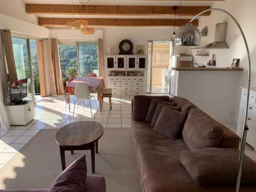 un salon avec un canapé et une table dans l'établissement Maison rénovée 3 chambres avec piscine privée - FR-1-726-7, à La Croix-Valmer