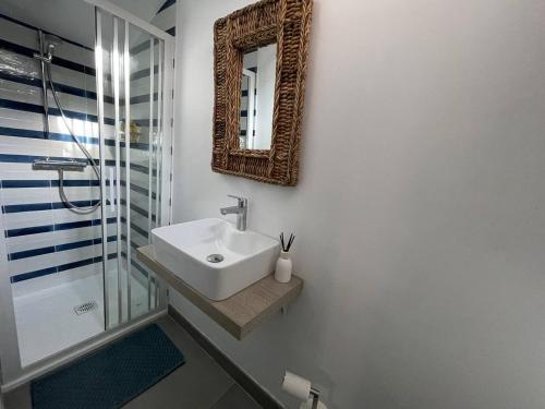 Kúpeľňa v ubytovaní Villa pour 8 pers avec piscine et terrasse, La Croix-Valmer - FR-1-726-18
