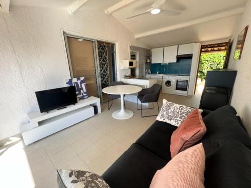 un salon avec un canapé et une table dans l'établissement Mas rénové 4 pers, terrasse, piscine, proche plages - FR-1-726-4, à La Croix-Valmer