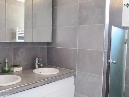 une salle de bain avec deux lavabos et un miroir dans l'établissement Mas rénové 2 chambres avec piscine à 1km de la plage de Gigaro - FR-1-726-13, à La Croix-Valmer